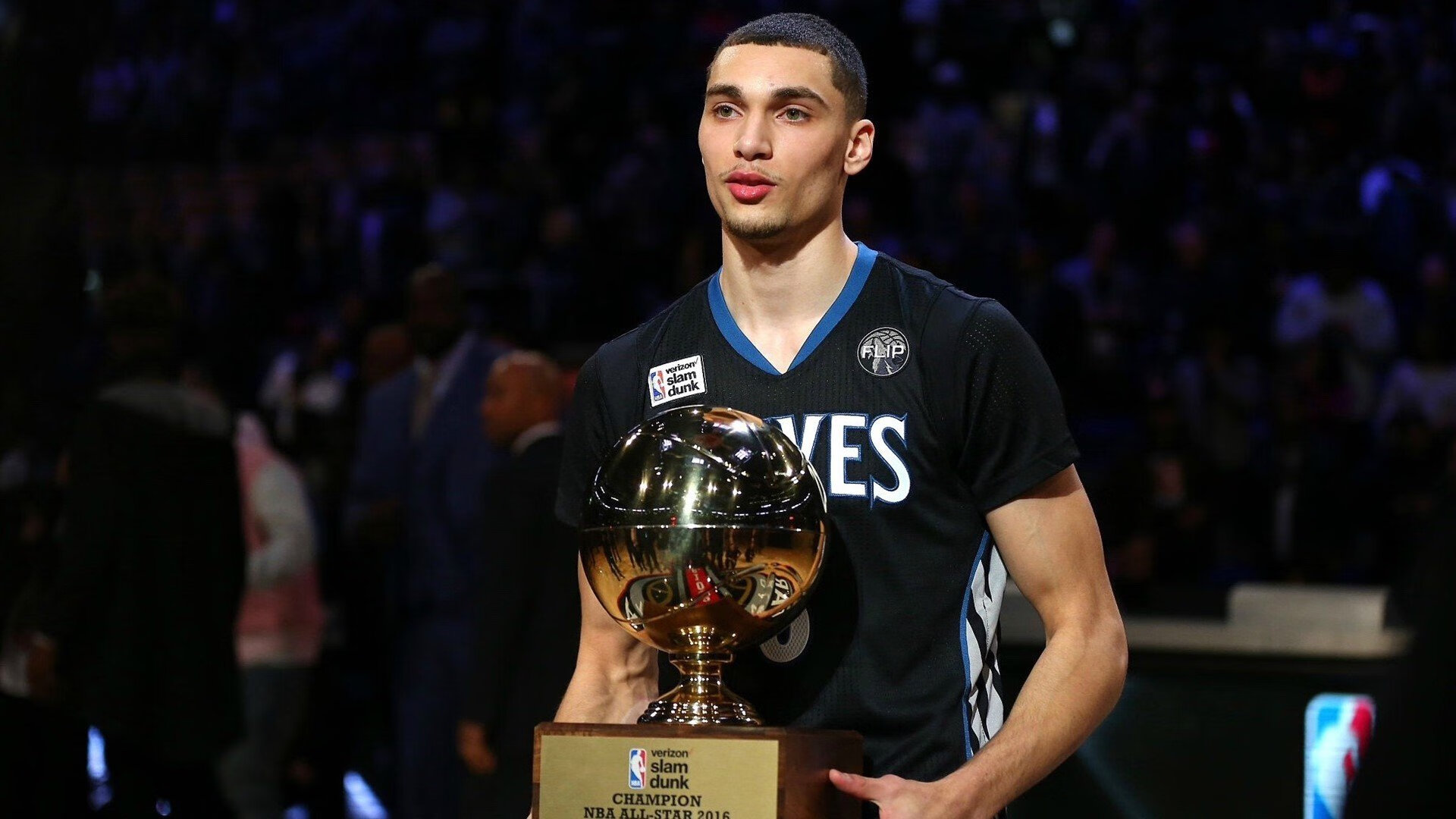 _观众互动：现场投票决定精彩比赛瞬间_，比赛现场投票系统